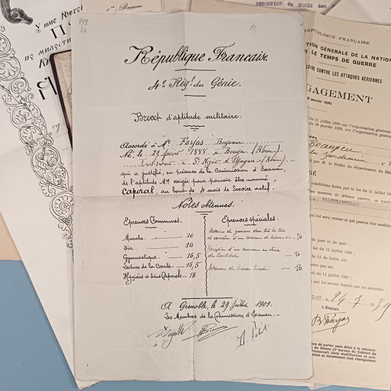 SOUVENIR D'UN CAPORAL DU GENIE ENTRE 1909 ET 1937 LIVRET PAPIER DIPLOMES PHOTOS CERTIFICATS ET PERIODE 1914 1918